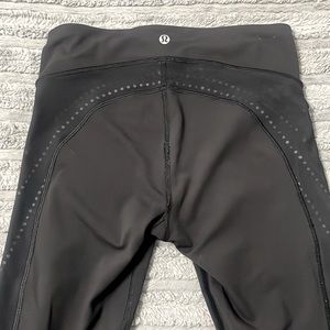 Lululemon crop black leggings one zipper in the front on right side